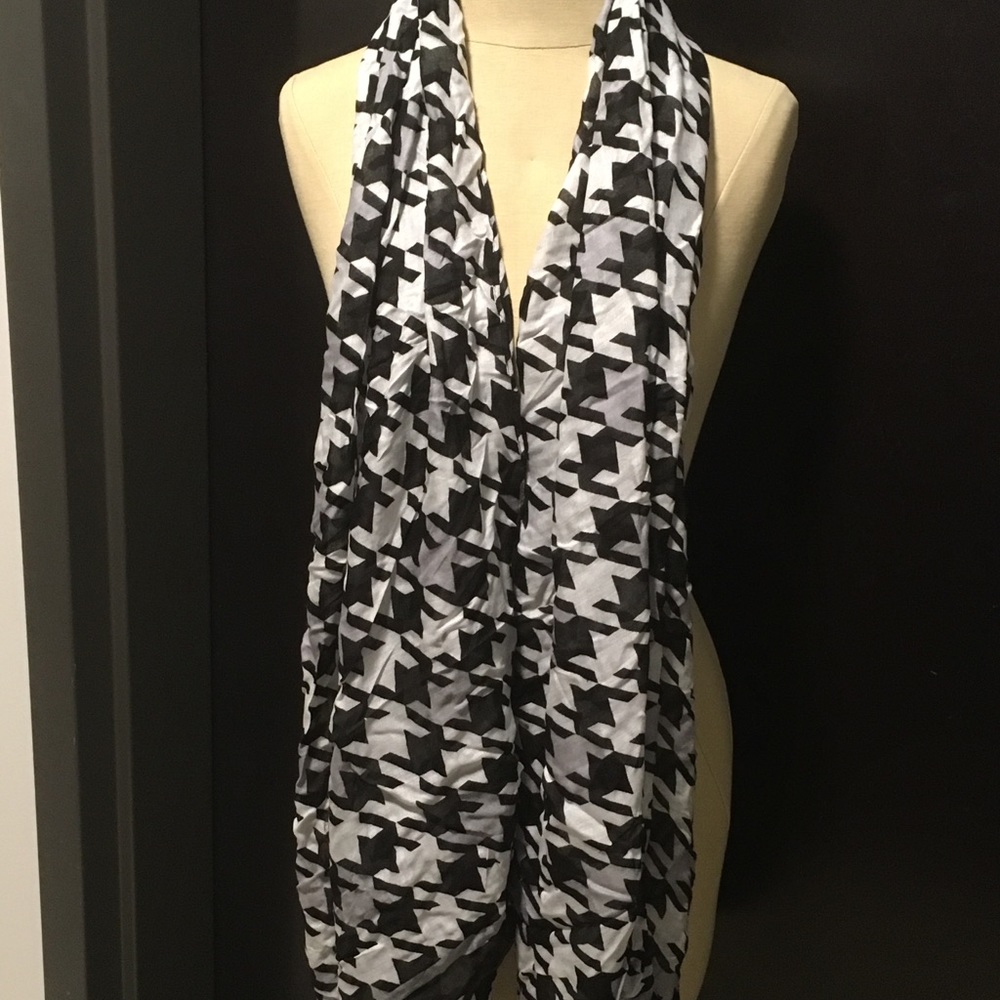 Vera Bradley Soft Fringe Scarf:MidnightHoundstooth